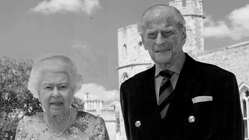 Königin Elizabeth II. und Prinz Philip im Sommer 2020 vor dem Schloss Windsor. Den Tod des Ehemanns der Queen gab der Palast am 9. April 2021 bekannt. Philip wurde 99 Jahre alt.