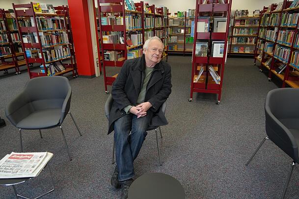 Martin Weber (71) ist vor allem froh, dass die Bibliothek nun wieder geöffnet hat. Er kommt häufig her, um Romane auszuleihen und Zeitung zu lesen. Martin Weber (71) ist vor allem froh, dass die Bibliothek nun wieder geöffnet hat. Er kommt häufig her, um Romane auszuleihen und Zeitung zu lesen.