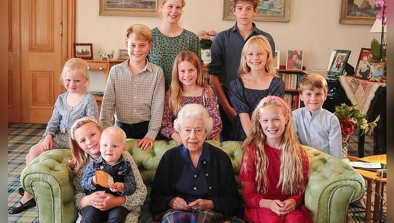 Umgeben von ihren Enkeln und Urenkeln: Queen Elizabeth II. im Sommer 2022 auf Schloss Balmoral.