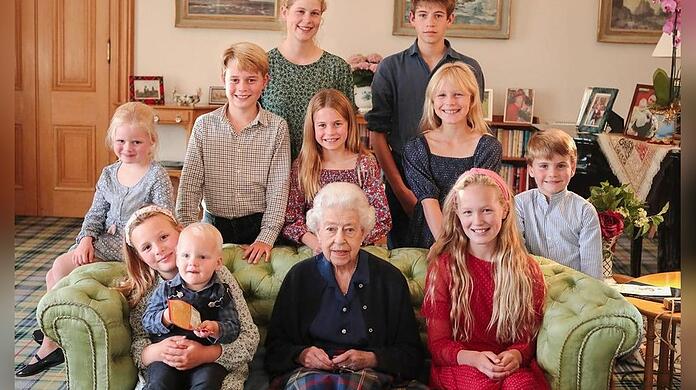 Umgeben von ihren Enkeln und Urenkeln: Queen Elizabeth II. im Sommer 2022 auf Schloss Balmoral.