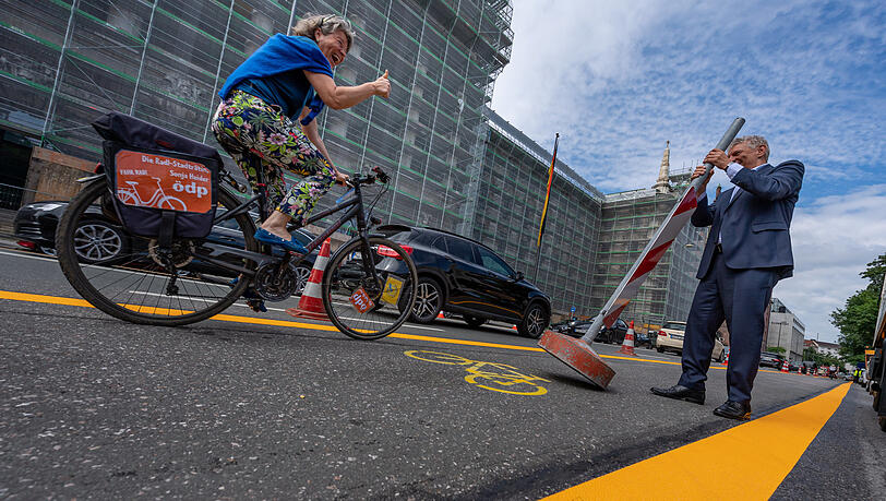 Im Sommer 2020 hat OB Dieter Reiter den Pop-up-Radweg eröffnet. Darüber freut sich Radlaktivistin und ÖDPlerin Sonja Haider.