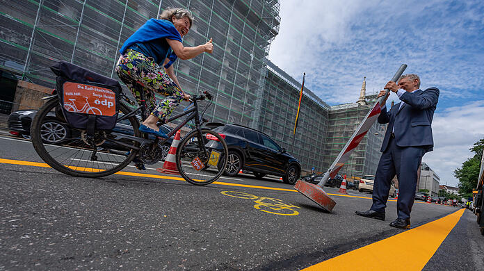 Im Sommer 2020 hat OB Dieter Reiter den Pop-up-Radweg eröffnet. Darüber freut sich Radlaktivistin und ÖDPlerin Sonja Haider.