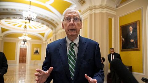 Mitch McConnell, Republikaner aus Kentucky und Führer der Minderheit im Senat, spricht zu Reportern nachdem der Senat eine 45-tägige Finanzierungsvorlage für die Offenhaltung von Bundesbehörden verabschiedet hat.