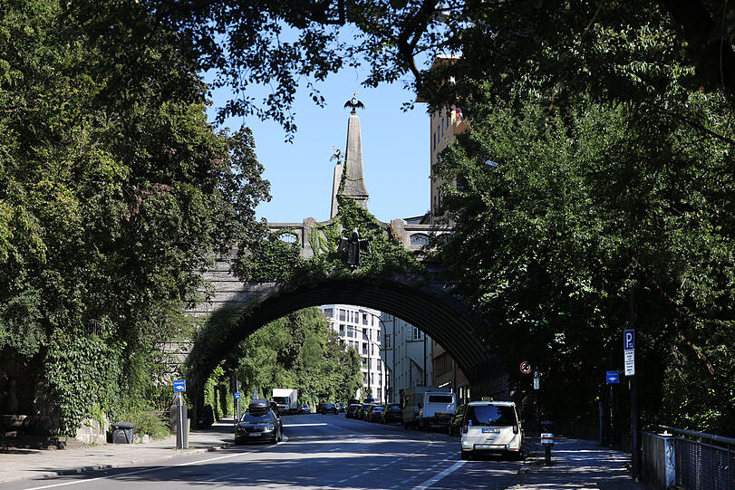 Das ist sie, die Rennpiste: die Gebsattelstraße mit Blick Richtung Gebsattelbrücke und Oberer Au.