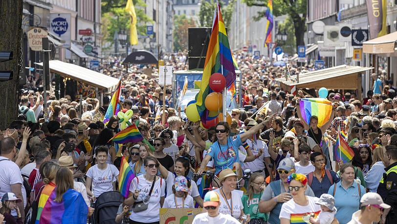 Im vergangenen Jahr kamen Tausende zur großen CSD-Parade. Auch heuer soll es wieder friedlich und fröhlich zugehen. Von zunehmenden Bedrohungen will sich die Community nicht einschüchtern lassen.