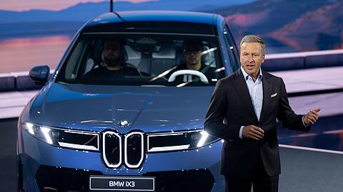 BMW-Chef Oliver Zipse und der neue iX3. Die Bestellungen für das erste Modell der neuen Klasse sind laut BMW gut. (Archivbild)