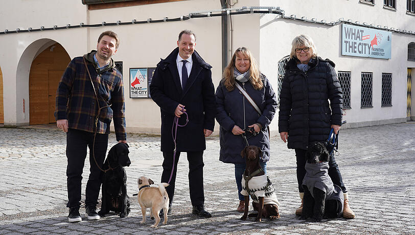 Etliche CSU-Stadträte sind Hundehalter, darunter auch Matthias Stadler, Andreas Babor, Alexandra Gaßmann und Evelyne Menges (v.l.). Jetzt fordern sie ein "Pilotprojekt Museum mit Hund". Etliche CSU-Stadträte sind Hundehalter, darunter auch Matthias Stadler, Andreas Babor, Alexandra Gaßmann und Evelyne Menges (v.l.). Jetzt fordern sie ein "Pilotprojekt Museum mit Hund".