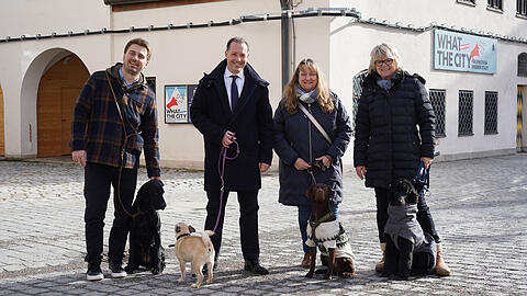 Etliche CSU-Stadtr&auml;te sind Hundehalter, darunter auch Matthias Stadler, Andreas Babor, Alexandra Ga&szlig;mann und Evelyne Menges (v.l.). Jetzt fordern sie ein "Pilotprojekt Museum mit Hund".