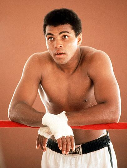 1967 wurde Ali der Titel aberkannt, nachdem er sich geweigert hatte, in den Kriegsdienst zu ziehen. Ali wurde wegen Wehrdienstverweigerung zu fünf Jahren Gefängnis und 10.000 US-Dollar Strafe verurteilt, blieb aber gegen Kaution auf freiem Fuß. Später wurde das Urteil aufgehoben, aber er erhielt keine Boxlizenz. Sein Reisepass wurde eingezogen und er musste drei Jahre inaktiv bleiben.