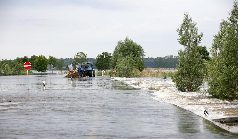 Auch etwas weiter südlich bei Schönhausen ist die Elbe über die Ufer getreten.