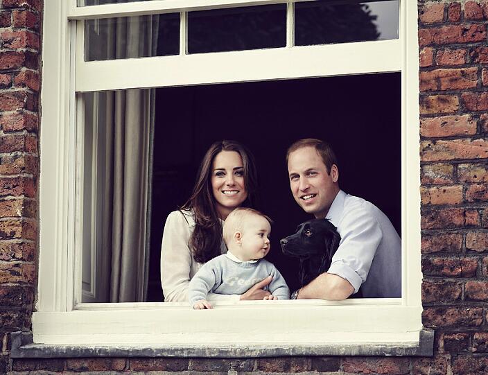Die komplette Familie: Herzogin Kate mit Prinz William, Söhnchen George und Hund Lupo