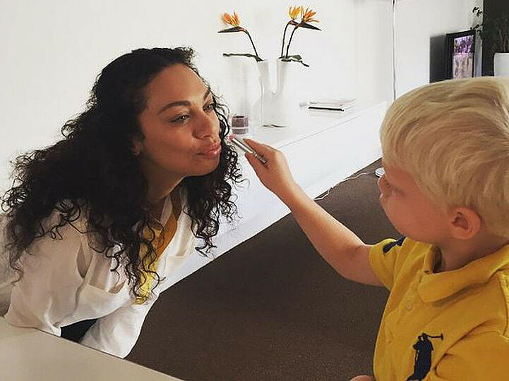 Lilly Becker vertraut auf die Schminkkünste von Söhnchen Amadeus