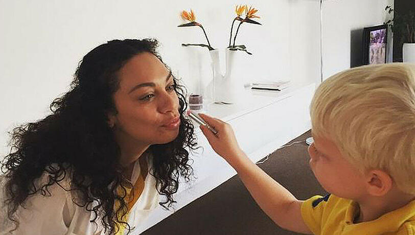 Lilly Becker vertraut auf die Schminkkünste von Söhnchen Amadeus Lilly Becker vertraut auf die Schminkkünste von Söhnchen Amadeus