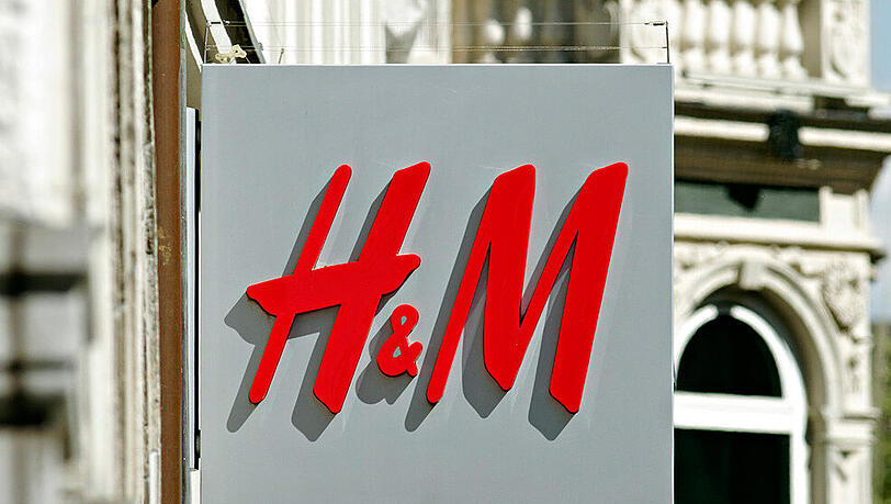 'H&M' plant derzeit eine neue Marke. Mode-Insider vermuten, dass es sich dabei entweder um Plus-Size-Mode oder eine Unisex-Kollektion handeln könnte. 'H&M' plant derzeit eine neue Marke. Mode-Insider vermuten, dass es sich dabei entweder um Plus-Size-Mode oder eine Unisex-Kollektion handeln könnte.