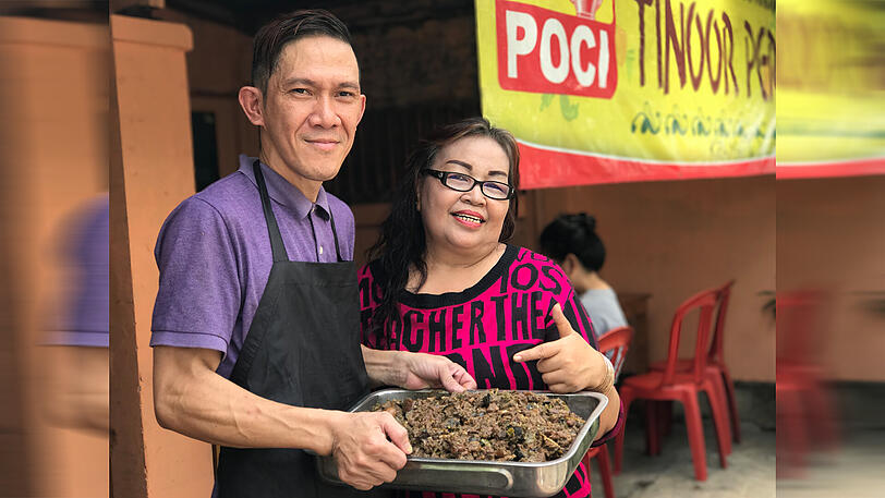 Koch Michael Kenzo und Restaurant-Inhaberin Jennie Porung stehen in Jakarta (Indonesien) vor dem Restaurant "Tinoor Permai", in dem Hundefleisch serviert wird.