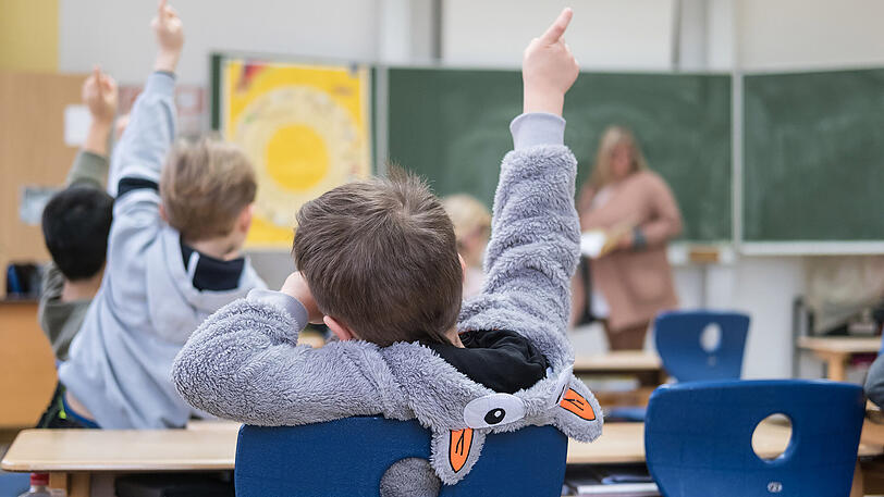Die ersten Schulkinder müssen schon wieder in den Unterricht.