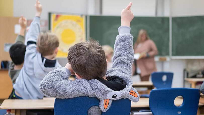 Die ersten Schulkinder müssen schon wieder in den Unterricht. Die ersten Schulkinder müssen schon wieder in den Unterricht.