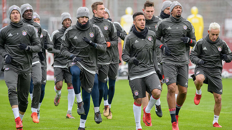 Die Bayern-Stars beim winterlichen Abschlusstraining vor dem Champions-League-Kracher gegen Paris Saint-Germain. Die Bilder.