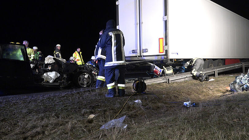 Das Ehepaar im Auto kam mit schwersten Verletzungen ins Krankenhaus. Der Lkw-Fahrer wurde zum Helden, weil er nach dem Unfall sofort das brennende Auto löschte. Die Bilder von der Unfallstelle.