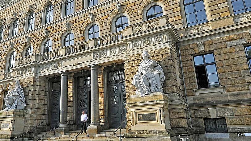Die Generalstaatsanwaltschaft in Dresden gab den Auftrag, die Drahtzieher hinter dem Streaming-Portal aufzuspüren. Die Generalstaatsanwaltschaft in Dresden gab den Auftrag, die Drahtzieher hinter dem Streaming-Portal aufzuspüren.