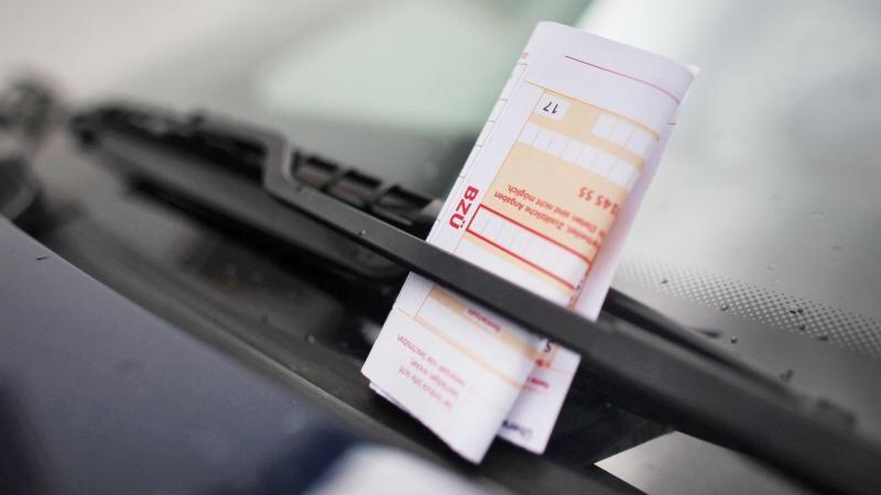 Ein Strafzettel steckt im Scheibenwischer eines geparkten Autos. Foto: Fredrik von Erichsen/Archivbild