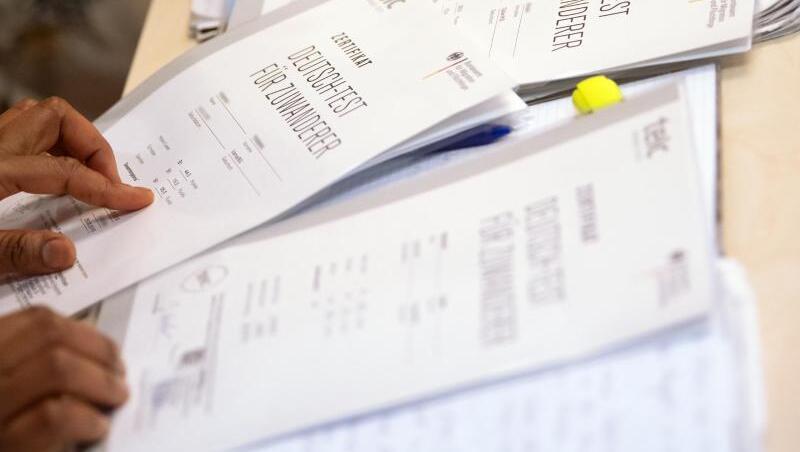 Kursteilnehmer freuen sich über ihre Zertifikate "Deutsch-Test für Zuwanderer". Foto: Sven Hoppe Kursteilnehmer freuen sich über ihre Zertifikate "Deutsch-Test für Zuwanderer". Foto: Sven Hoppe