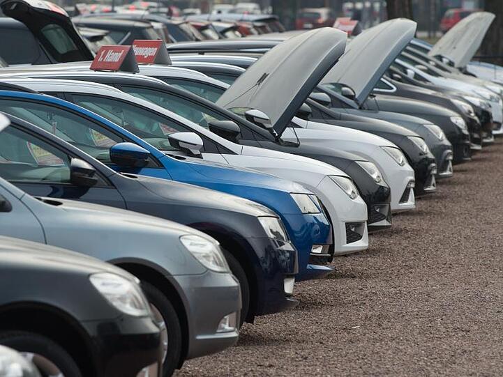 Neu- und Gebrauchtwagen bei einem Autohändler.