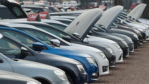 Neu- und Gebrauchtwagen bei einem Autohändler.