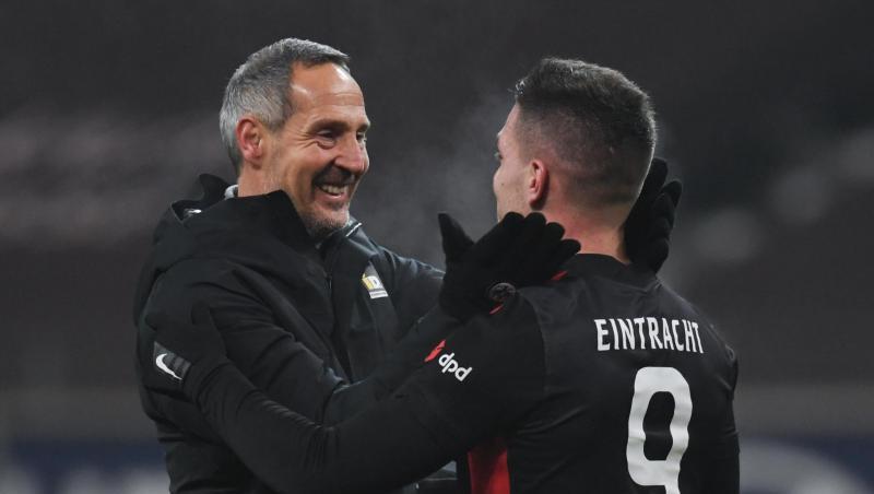 Frankfurts Trainer Adi Hütter (l) bedankte sich beim zweifachen Torschützen Luka Jovic.