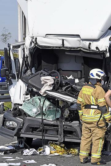 Der 44-jährige Lkw-Fahrer war schwer verletzt in den Trümmern seiner Fahrerkabine eingeklemmt.