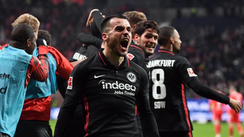 Frankfurts Filip Kostic jubelt nach dem Tor zum 2:1. .
