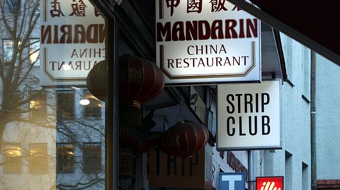 Was für ein buntes Sammelsurium und trautes Nebeneinander: China-Restaurant, Stripclub und Bar.