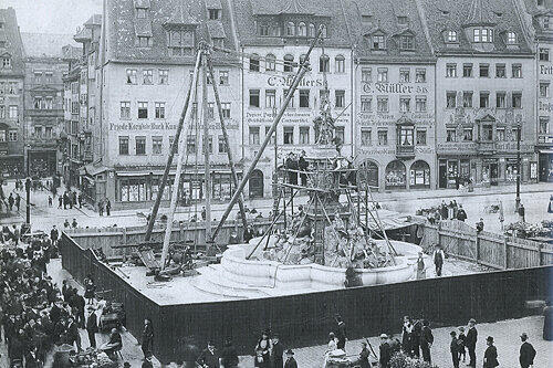 Der Neptunbrunnen stand bis 1937 zwischen den Marktständen auf dem Hauptmarkt.