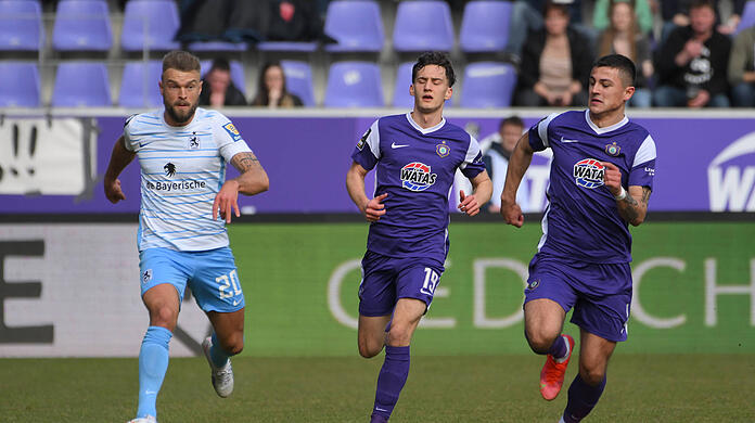 Yannick Deichmann im Duell mit Omar Sijaric und Antonio Jonjic.