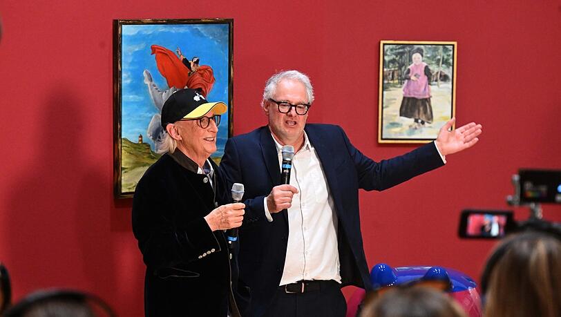 Der Komiker und Künstler Otto Waalkes (l.) und der Direktor des Buchheim Museum Daniel J. Schreiber beim Presserundgang durch "Otto die Ausstellung".