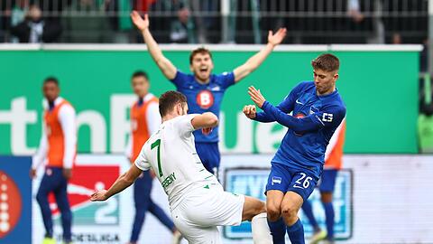 Der Fürther Dennis Srbeny (l) kämpft mit Gustav Christensen (r) von Hertha BSC um den Ball.