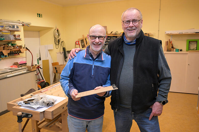 Klaus (l.) und Michael sind das Team in der Schreinerei. Sie bauen zum Beispiel auch die Hütten für den Weihnachtsmarkt der Guten Stube.