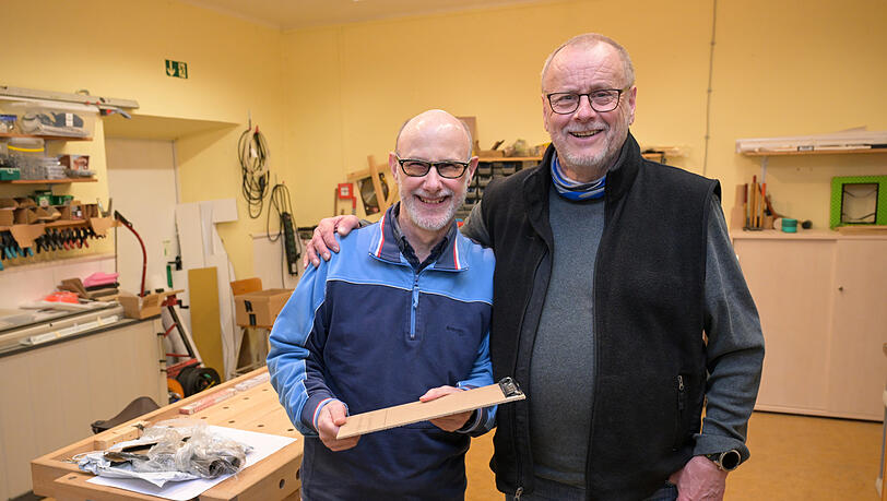 Klaus (l.) und Michael sind das Team in der Schreinerei. Sie bauen zum Beispiel auch die Hütten für den Weihnachtsmarkt der Guten Stube. Klaus (l.) und Michael sind das Team in der Schreinerei. Sie bauen zum Beispiel auch die Hütten für den Weihnachtsmarkt der Guten Stube.