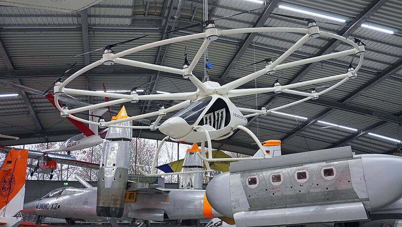 Das Flugtaxi VC200, auch "White Lady" genannt, ist der erste elektronische Senkrechtstarter, der bemannt geflogen ist - und das weltweit. Das Flugtaxi VC200, auch "White Lady" genannt, ist der erste elektronische Senkrechtstarter, der bemannt geflogen ist - und das weltweit.