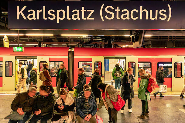 Das Deutschlandticket wurde 2024 weitergeführt – ebenso die Probleme der Bahn. Das Deutschlandticket wurde 2024 weitergeführt – ebenso die Probleme der Bahn.