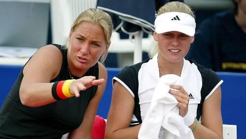 Immer für ihre Tennis-Mädels wie hier Anna-Lena Grönefeld da: Barbara Rittner (l.). Immer für ihre Tennis-Mädels wie hier Anna-Lena Grönefeld da: Barbara Rittner (l.).