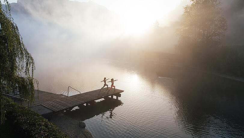 Beim Yoga die magische Idylle genie&szlig;en und zur Ruhe kommen: die Seevilla am Altaussee schafft Momente der Leichtigkeit f&uuml;r ihre G&auml;ste.