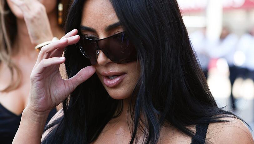 Kim Kardashian bezeichnete den Überfall in einer Erklärung als "zutiefst traumatische Erfahrung". Kim Kardashian bezeichnete den Überfall in einer Erklärung als "zutiefst traumatische Erfahrung".