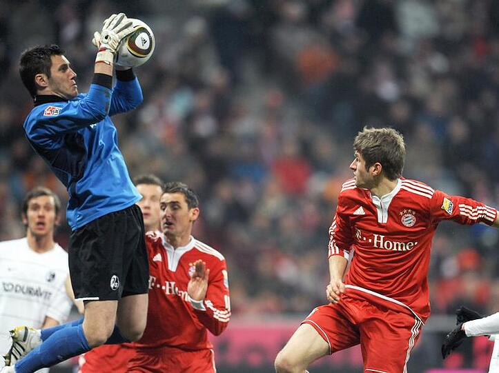 Die Leiden des jungen Thomas M.: Der 20-Jährige hat in seiner ersten Profi-Saison beinahe jedes Pflichtspiel bestritten und kommt hier einen Schritt zu spät gegen SC-Keeper Pouplin.