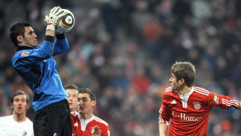 Die Leiden des jungen Thomas M.: Der 20-Jährige hat in seiner ersten Profi-Saison beinahe jedes Pflichtspiel bestritten und kommt hier einen Schritt zu spät gegen SC-Keeper Pouplin. Die Leiden des jungen Thomas M.: Der 20-Jährige hat in seiner ersten Profi-Saison beinahe jedes Pflichtspiel bestritten und kommt hier einen Schritt zu spät gegen SC-Keeper Pouplin.