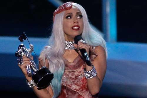 Lady Gaga im schirllen Outfit bei den MTV Video Awards