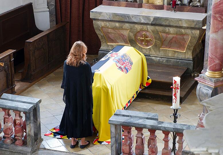 Der mit der Familienfahne bedeckte Sarg von Otto von Habsburg steht mit einem Ehrenspalier der Schützenkompanie Zirl aus Österreich, in der Sankt-Ulrichs-Kirche in Pöcking am Starnberger See, aufgebahrt am Altar.