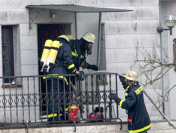 Eine Doppelhaushälfte in Aachen steht in Flammen. Drei kleine Kinder sterben in dem Inferno. Die Bilder vom Löscheinsatz.