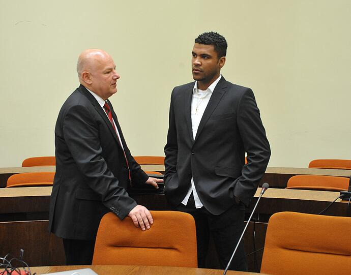 Knapp neun Monate nach dem verheerenden Brand in seiner Villa muss sich Fußball-Profi Breno seit Mittwoch in München vor Gericht verantworten. Auch Ex-Bayern-Star Giovane Elber war vor Ort. Sehen Sie hier die Bilder vom Prozessauftakt.