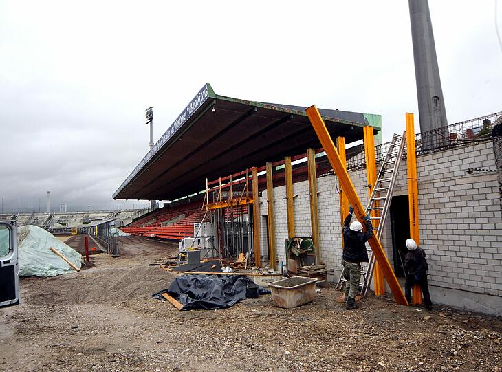 Beim offiziellen Rundgang am Donnerstag im Grünwalder Stadion wird präsentiert, wie weit die Sanierungsarbeiten sind. Wir haben die Baustelle vorab inspiziert - die Bilder vom Sechzgerstadion!